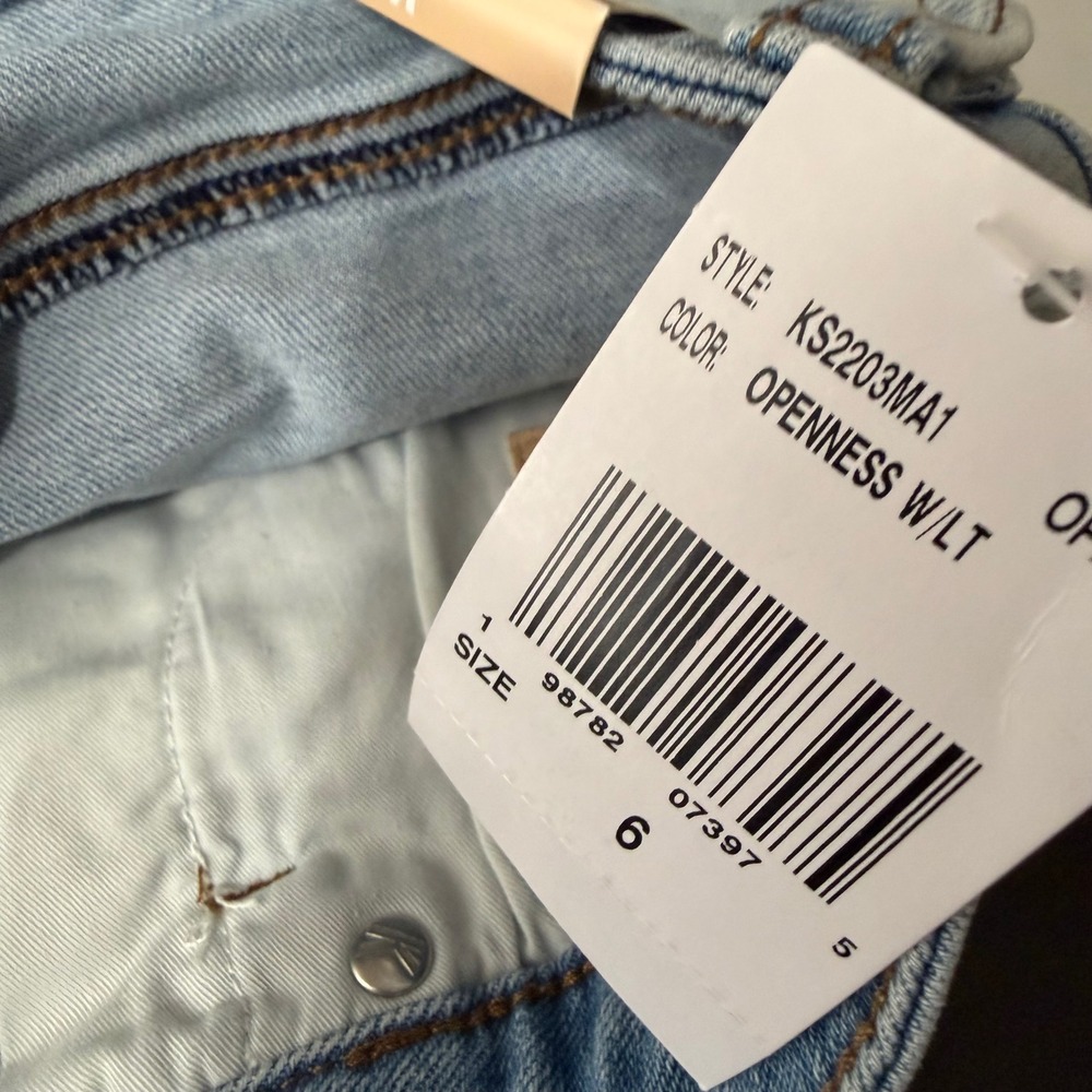 Kut from the Kloth Jenny High Rise Shorts Light Wash Distressed Size 6 NWT - Picture 8 of 9